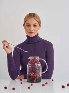 Detaillierte Nahaufnahme des eleganten lila gerippten Rollkragenpullovers an einem Model