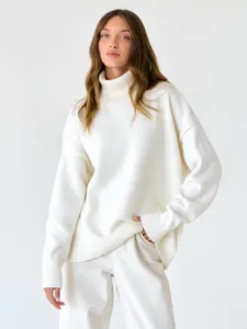 Eleganter weißer Oversized-Rollkragenpullover mit grobem Strickmuster und lockerer Passform