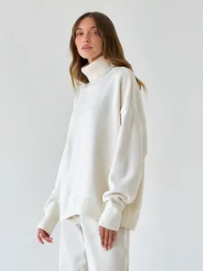 Eleganter lockerer weißer Rollkragenpullover warme Strickmode für Herbst Winter.