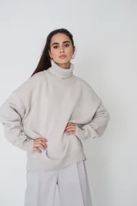 Eleganter übergroßer Strickpullover mit Rollkragen für Damen in neutralem Graubeige.