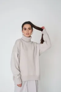 Eleganter beige Strickpullover mit Rollkragen in lockerer Passform für Herbst Winter.