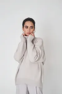 Detailansicht eines eleganten, locker sitzenden Rollkragenpullovers für Herbst und Winter