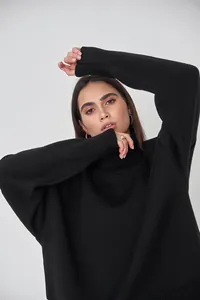 Nahaufnahme eines locker sitzenden schwarzen Rollkragen-Strickpullovers