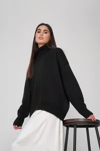 Gesamtansicht des schwarzen Rollkragenstrickpullovers für Damen mit gerippten Bündchen