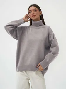 Detailansicht eines eleganten, locker sitzenden Rollkragenpullovers in Mauve an einem Model.