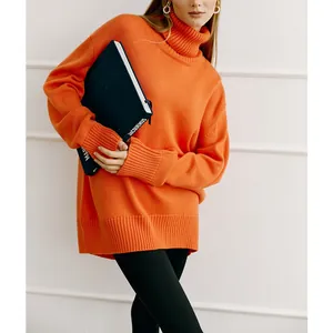 Detailaufnahme eines gemütlichen, leuchtend orangefarbenen Oversize-Rollkragenpullovers.