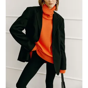 Eleganter oversized orangefarbener Rollkragenpullover für Damen im Herbstlook