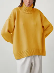 Detailansicht eines gelben Oversized-Rollkragenpullovers mit Rippstrick-Struktur
