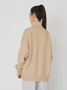Rückansicht eines gemütlichen beigen Oversize-Rollkragenpullovers mit Rippstrick-Struktur.