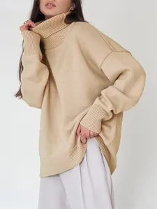Detailansicht der weichen beige Strickstruktur und des dicken Rollkragens am Pullover