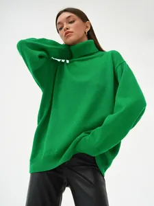 Detailansicht eines leuchtend grünen Oversize-Rollkragenpullovers mit weichem Strick