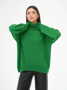 Vorderansicht eines stylischen grünen Oversize-Rollkragenpullovers, getragen von einem Model