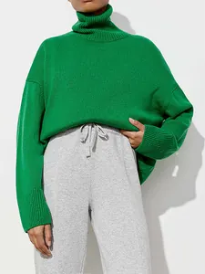 Nahaufnahme eines grünen Rollkragenpullovers mit Rippstruktur und warmem Strick.