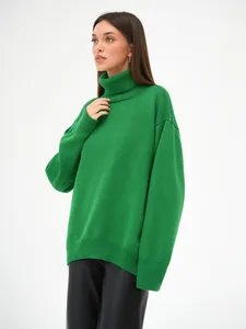 Detailansicht der grünen Stricktextur dieses übergroßen Rollkragenpullovers