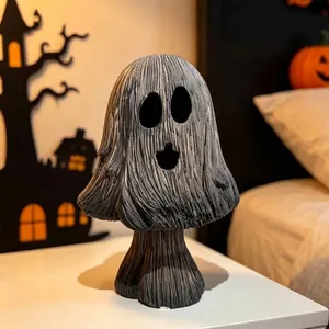 Dettaglio macro di una lampada a fantasma di Halloween in resina testurizzata.