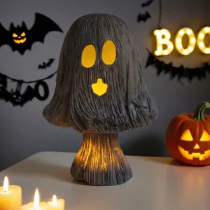 Dettaglio di una lampada a fantasma in resina decorativa con luce calda per Halloween