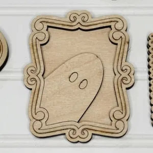 Gros plan sur un cadre photo fantôme en bois découpé au laser pour Halloween