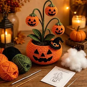 Detailansicht des Häkelsets für Halloween-Kürbisse mit Garn, Haken und Produkt