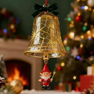 Primer plano de campana de Navidad de cristal dorado con luces LED y un elfo adorable