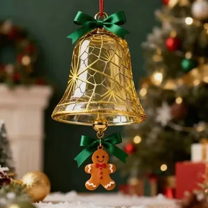 Detalle de campana de Navidad dorada con lazo verde y colgante de hombre jengibre