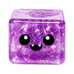 Κοντινό πλάνο μωβ γκλίτερ Halloween squishy κύβου με χαριτωμένο τρομακτικό πρόσωπο.