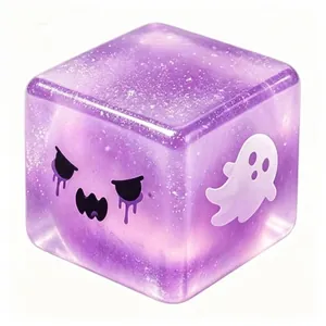 Λεπτομερής λήψη μοβ διαφανούς κύβου Halloween με σχέδια φαντασμάτων και γκλίτερ εφέ