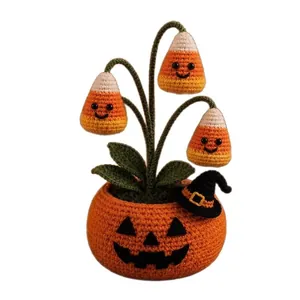 Maceta fantasma de calabaza de Halloween hecha a mano a ganchillo con maíz dulce