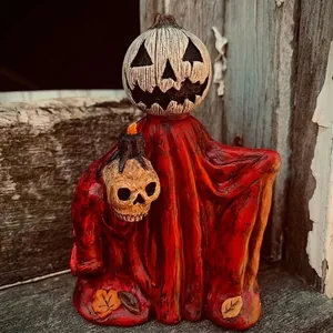 Makro-Detail einer Halloween-Kürbis-Zauberer-Figur aus Harz mit rotem Umhang
