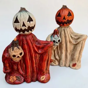 Detailaufnahme von zwei Halloween-Kürbis-Zauberer-Figuren aus Harz mit Umhängen
