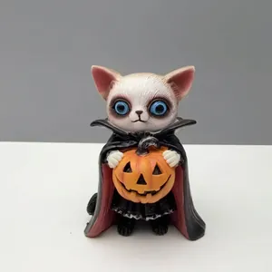 Primer plano de una figura de gato de resina disfrazado de vampiro con una calabaza