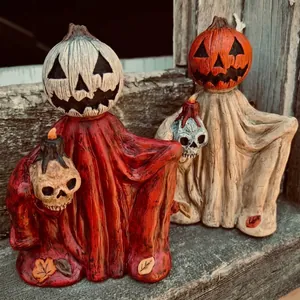 Detaillierte Makroansicht von handgefertigten Halloween-Kürbis-Hexer-Harzfiguren