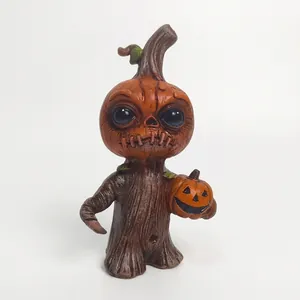 Vista dettagliata di una statuina di elfo zucca in resina per decorazioni di Halloween
