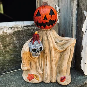 Detailansicht einer Halloween Kürbis-Zauberer-Figur aus Harz mit Totenkopf und Kerze