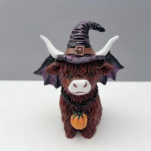 Vista detallada de una figura de vaca Highland de Halloween con sombrero de bruja púrpura