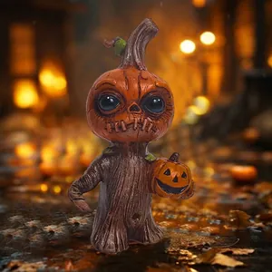 Dettaglio ravvicinato della statuina dello spirito dell'albero di zucca di Halloween in resina