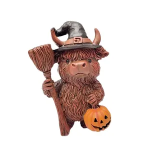 Figura de vaca Highland para Halloween con sombrero de bruja y linterna de calabaza