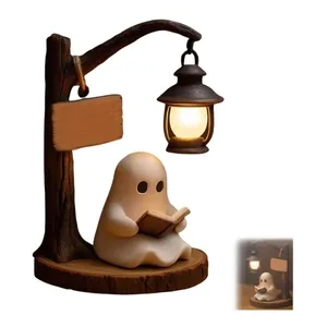 Detalle de un simpático fantasma leyendo un libro bajo un farol con luz cálida