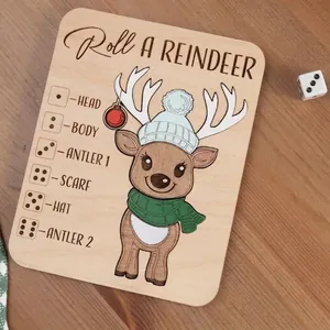 Detalle del tablero de juego educativo de madera de reno de Navidad con dados y reglas