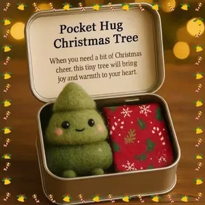Süßes Weihnachts Pocket Hug Geschenkset mit einem Filzbaum in einer festlichen Dose.