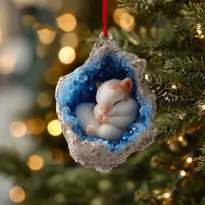 Vue détaillée d'un hamster endormi dans une décoration de Noël en géode de cristal bleu