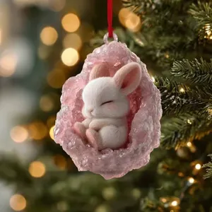 Gros plan d'un lapin endormi dans un ornement de Noël en géode de cristal rose