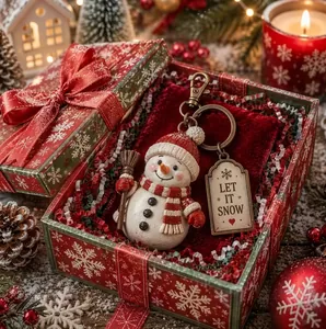 Primer plano detallado de un llavero de muñeco de nieve de Navidad en una caja de regalo festiva