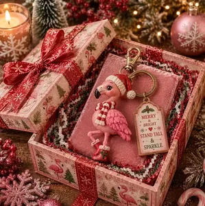 Primer plano del llavero de flamenco festivo en una caja de regalo de Navidad