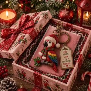 Primer plano de un llavero de loro festivo en una caja de regalo de Navidad con decorado