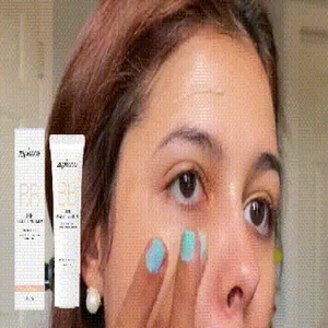 Γυναίκα που απλώνει Zephoco BB cream concealer σε φυσική απόχρωση για ελαφριά χρήση