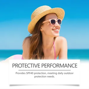 Femme profitant de la plage au soleil avec une protection solaire SPF40 pour l'extérieur.