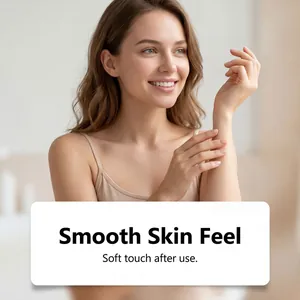Femme touchant la peau lisse du bras après avoir utilisé une crème dépilatoire