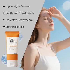 Tube de crème solaire SPF50 légère et femme sous le ciel bleu