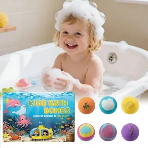 Vista detallada de bombas de baño coloridas para niños con escena de baño de burbujas.