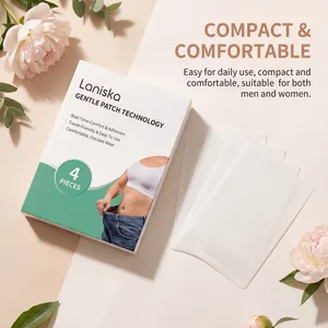 Makroansicht der LANISKA Gentle Body Patches und Verpackung mit Pfingstrosenblüten.